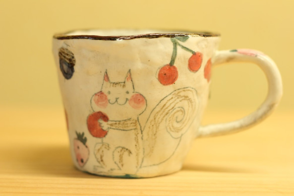 粉引き手びねりリスと森のかわいいもののカップ。 マグカップ やまぐち