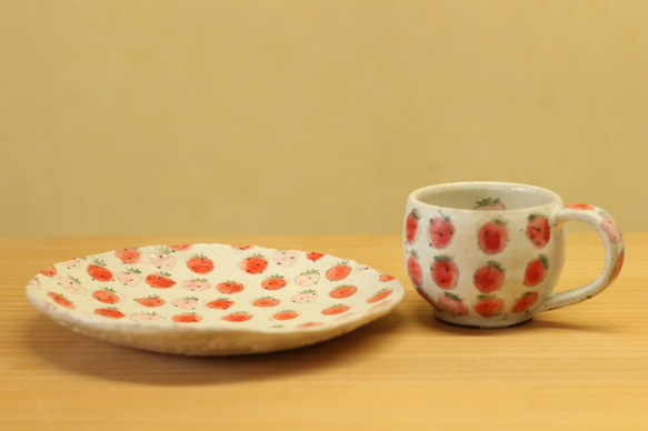 幅度粉末拉動粉紅色和紅色杯和20將盤的直徑的N個等級。 第2張的照片