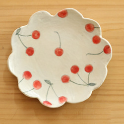 　粉引きさくらんぼのお花形皿。 1枚目の画像