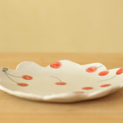 　粉引きさくらんぼのお花形皿。 3枚目の画像