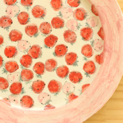 粉紅色和紅色的草莓菜在飲用粉色的外緣上。 第2張的照片