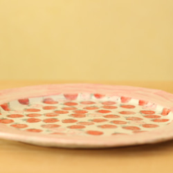 粉紅色和紅色的草莓菜在飲用粉色的外緣上。 第4張的照片