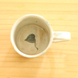 粉引きカラフルドロップにカエルときのこのカップ。 4枚目の画像