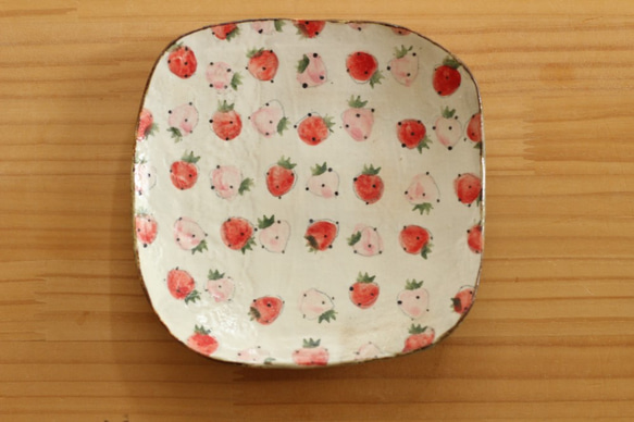 　粉引き赤とピンクのイチゴのトースト皿。 1枚目の画像