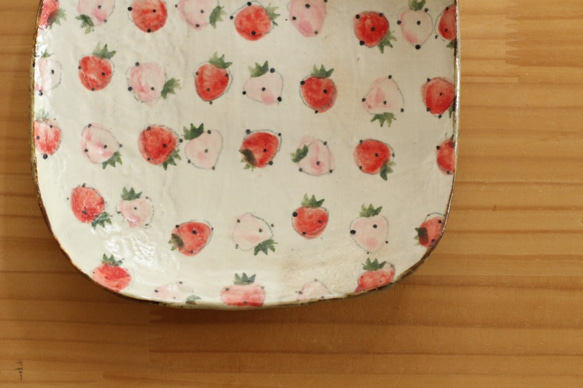 　粉引き赤とピンクのイチゴのトースト皿。 2枚目の画像