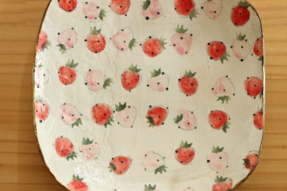 　粉引き赤とピンクのイチゴのトースト皿。 3枚目の画像