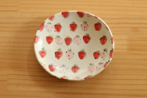 粉引き赤とピンクのイチゴのオーバル皿。 1枚目の画像