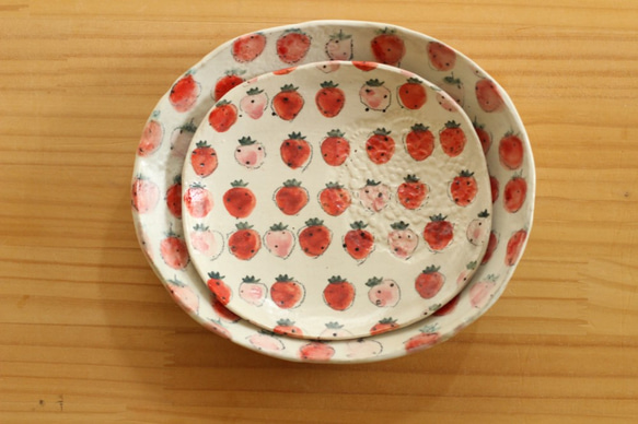 粉引き赤とピンクのイチゴのオーバル皿。 4枚目の画像