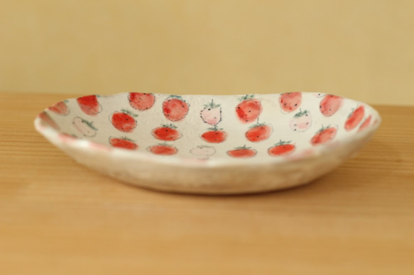 　粉引き赤とピンクのイチゴのオーバル皿。 4枚目の画像
