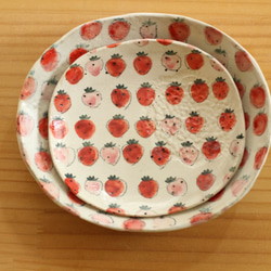 　粉引き赤とピンクのイチゴのオーバル皿。 5枚目の画像