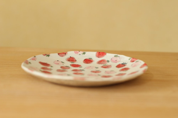 　粉引き赤とピンクのイチゴの１６ｃｍ皿。 3枚目の画像