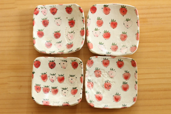 粉末紅色和桃紅色草莓正方形板材。 第2張的照片