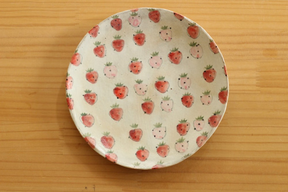 　粉引き赤とピンクのイチゴの２０ｃｍ皿。 1枚目の画像