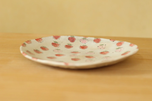 　粉引き赤とピンクのイチゴの２０ｃｍ皿。 4枚目の画像