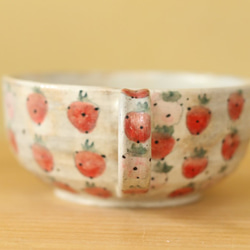 粉末紅色和桃紅色草莓杯子餃子。 第2張的照片