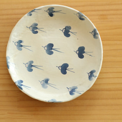 　粉引き幸せの青い鳥の１８ｃｍ皿。 1枚目の画像