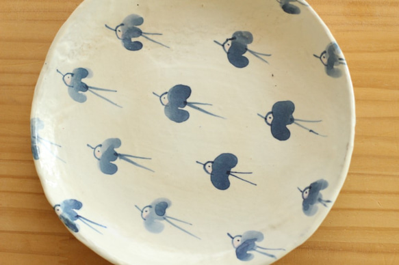 　粉引き幸せの青い鳥の１８ｃｍ皿。 2枚目の画像