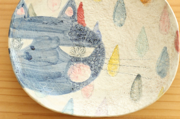 　粉引きカラフルドットにふてねこのオーバル皿。 2枚目の画像