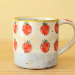 粉引きイチゴにベビーブルーーボーダーのカップ。 1枚目の画像