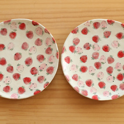 草莓和桃紅色草莓盤粉末紅色盤。 第3張的照片