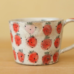 　粉引き赤とピンクのイチゴのカップ。 1枚目の画像