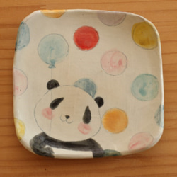 與五顏六色的小點和熊貓盤的盤。 第1張的照片