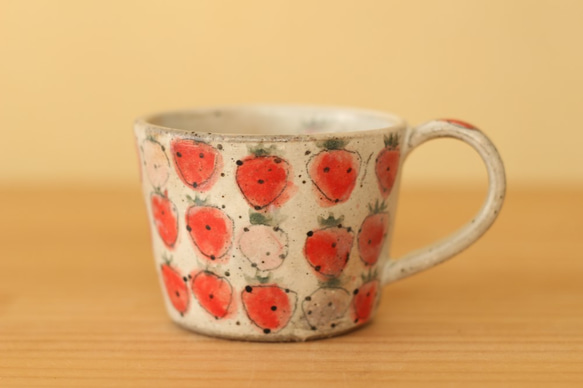 　粉引き赤とピンクのイチゴのカップ。 2枚目の画像