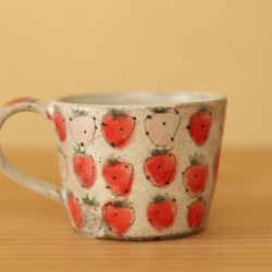 　粉引き赤とピンクのイチゴのカップ。 4枚目の画像