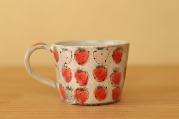 　粉引き赤とピンクのイチゴのカップ。 4枚目の画像