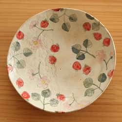 ※Creema限定　粉引きイチゴとイチゴのお花の皿。 1枚目の画像