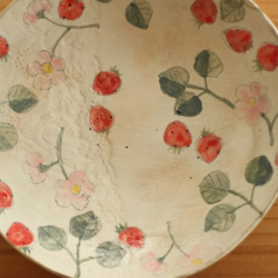 ※Creema限定　粉引きイチゴとイチゴのお花の皿。 2枚目の画像