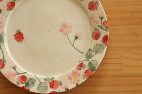 ※Creema限定受注制作　粉引きイチゴとイチゴのお花のリム皿。 2枚目の画像