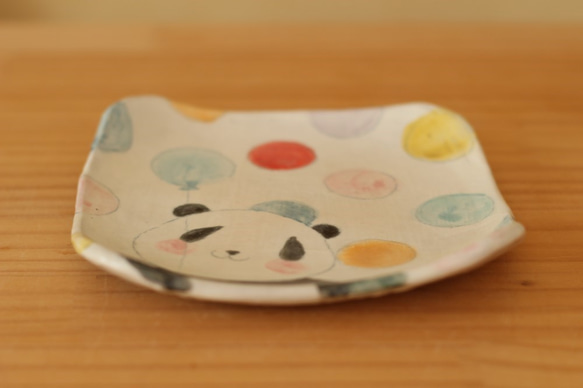 *按訂單生產粉末狀的彩色圓點和熊貓餐具。 第2張的照片