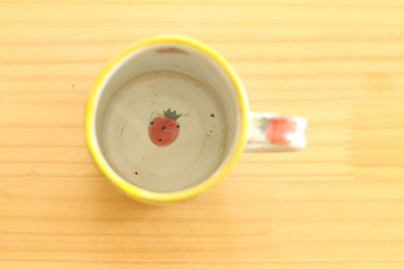 ※受注制作　粉引きイチゴにベビーブルーーボーダーのカップ。 4枚目の画像