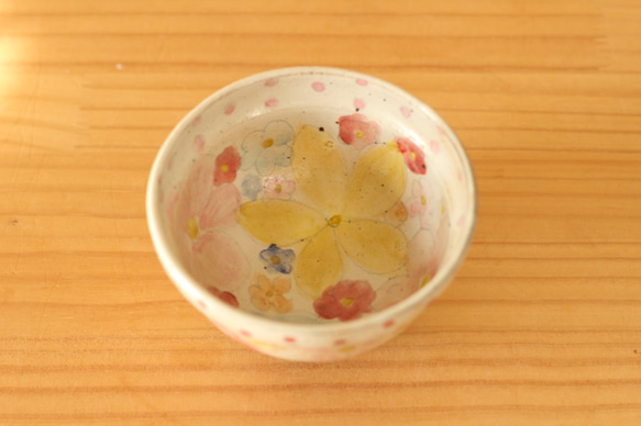 搽粉的五顏六色的花碗。 第2張的照片