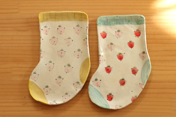 草莓襪子板材（在藍色的紅色草莓）。 第3張的照片