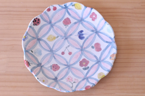 景泰藍粉中的可愛花朵形盤子。 第1張的照片