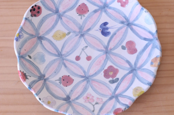 景泰藍粉中的可愛花朵形盤子。 第2張的照片