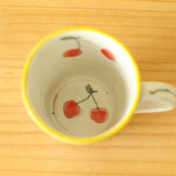 　粉引きさくらんぼにベビーピンクボーダーのカップ（黄色ふち）。 4枚目の画像