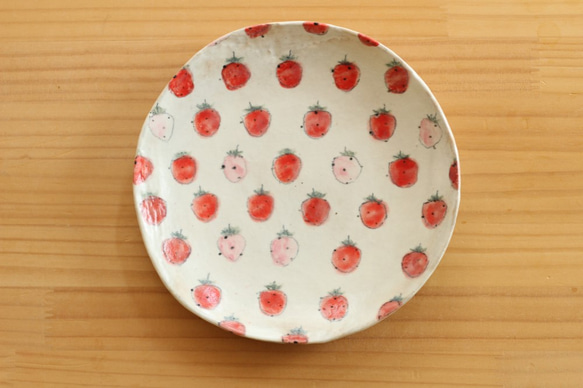 有草莓碗的搽粉的碗沙拉。 第3張的照片