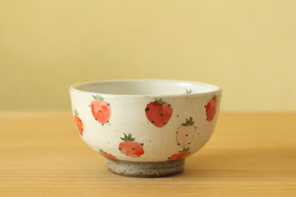搽粉的紅色和桃紅色草莓茶碗。 第1張的照片