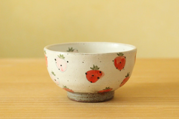 搽粉的紅色和桃紅色草莓茶碗。 第2張的照片