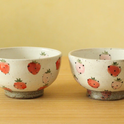 搽粉的紅色和桃紅色草莓茶碗。 第3張的照片