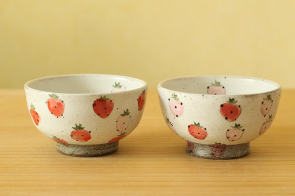 搽粉的紅色和桃紅色草莓茶碗。 第3張的照片
