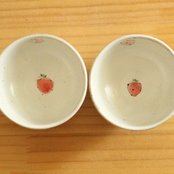搽粉的紅色和桃紅色草莓茶碗。 第4張的照片