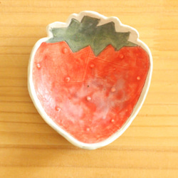 小盤子的草莓。 第1張的照片