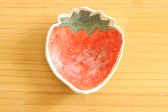 小盤子的草莓。 第1張的照片