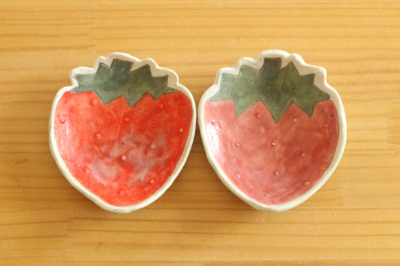 小盤子的草莓。 第2張的照片