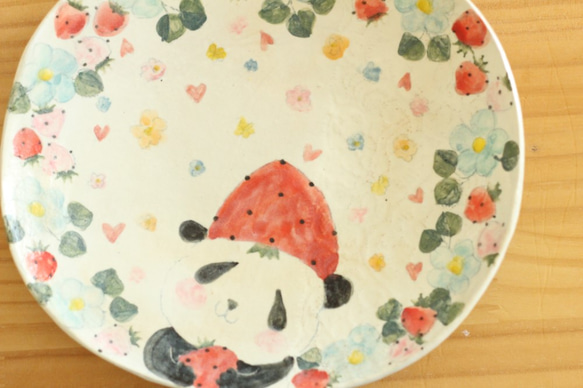 搽粉的草莓熊貓和很多俏麗的花和草莓。 第3張的照片