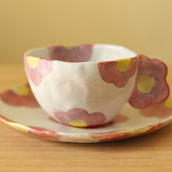 搽粉的紅色花把柄茶杯。 第1張的照片